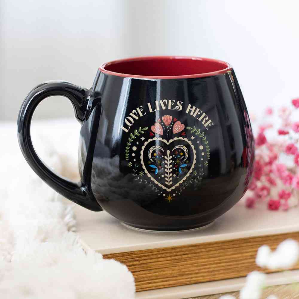Something Different - Love Lives Here Folk Heart Rounded Tasse - Mehrfarben